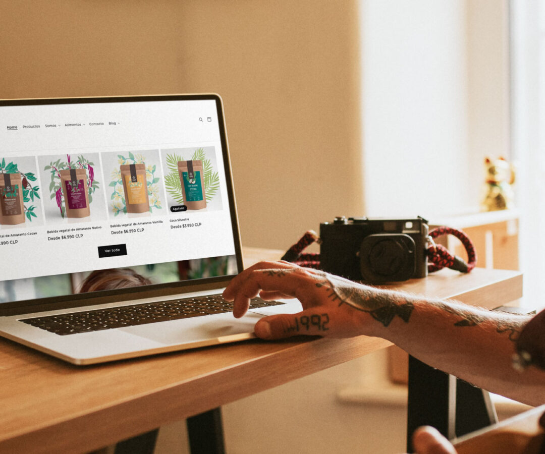 Vista del sitio web e-commerce de Kiwen en un computador portátil, mostrando productos de la tienda online.”