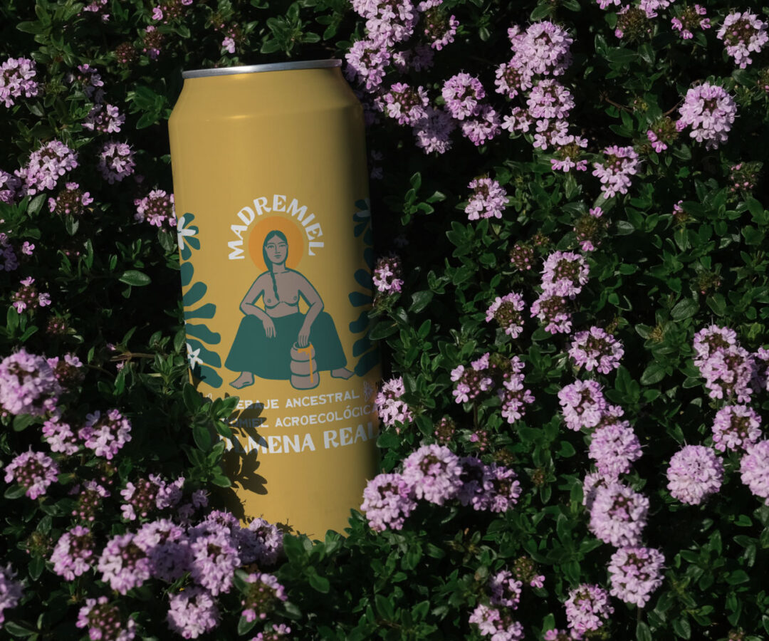 Branding y diseño de empaque para hidromiel Madremiel, bebida ancestral agroecológica, fotografía sobre flores silvestres. Diseño por María Bunster.