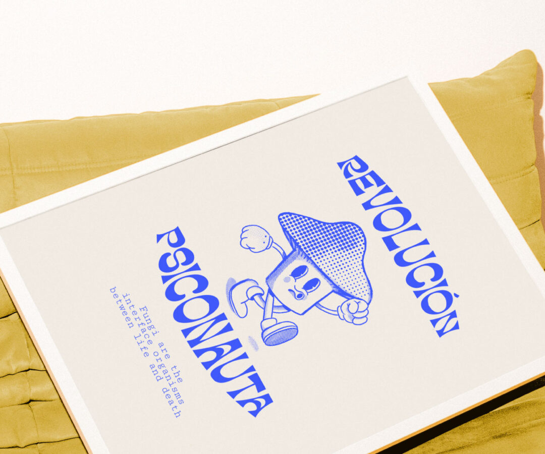 Ilustración de un hongo animado con estilo vintage y texto ‘Revolución Psiconauta’, aplicada en un póster sobre un sillón mostaza.
